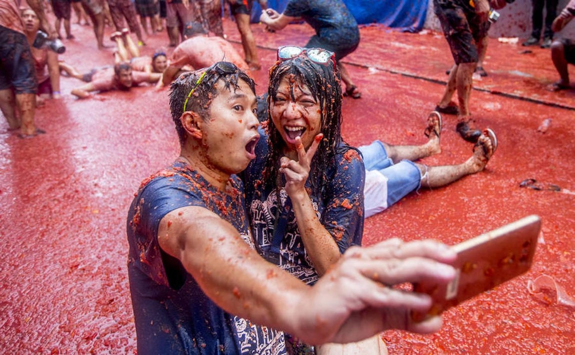 Un año más la Tomatina reúne a miles de personas para lanzar tomates maduros