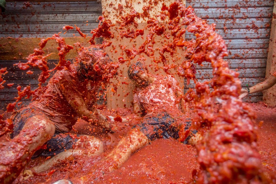 Un año más la Tomatina reúne a miles de personas para lanzar tomates maduros