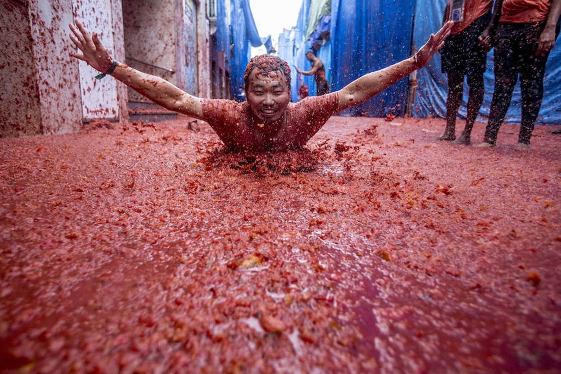 Un año más la Tomatina reúne a miles de personas para lanzar tomates maduros