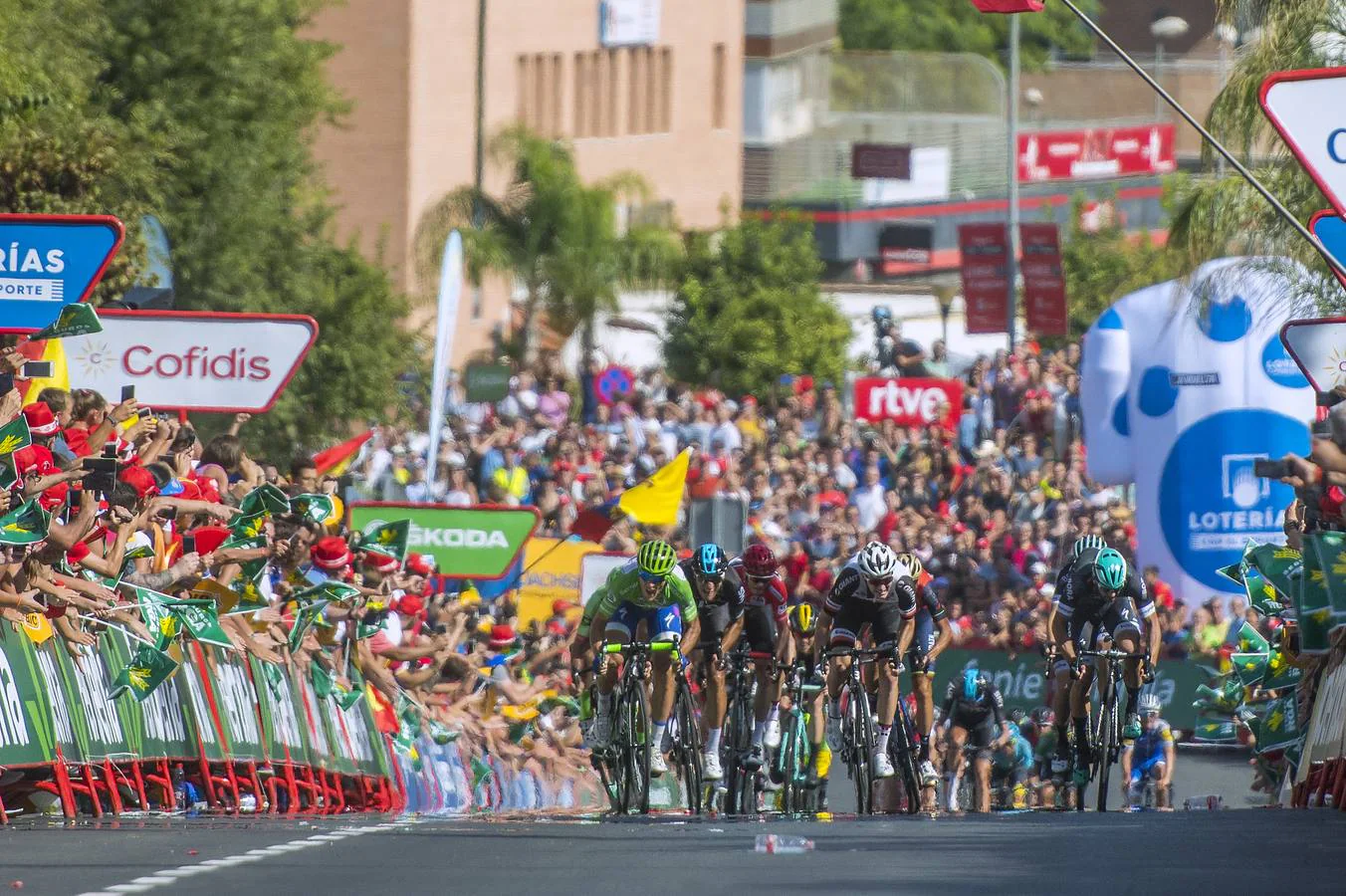 La llegada de la Vuelta Ciclista a España a Tomares, en imágenes