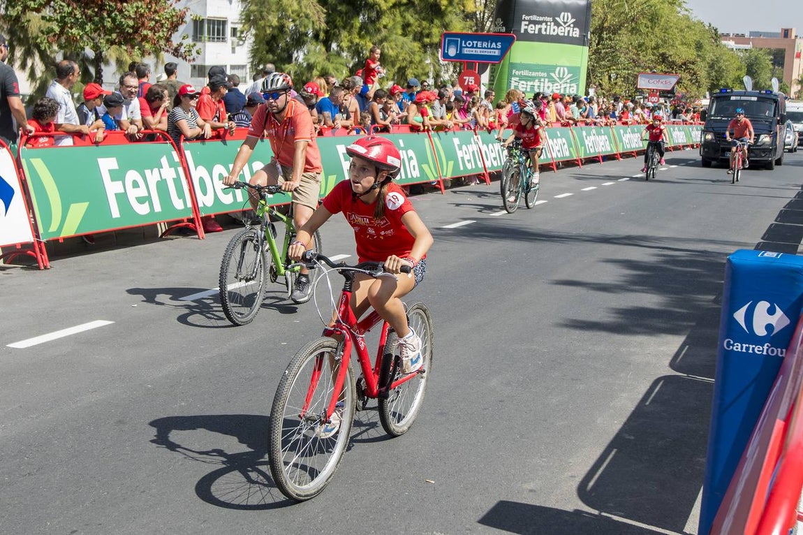 La llegada de la Vuelta Ciclista a España a Tomares, en imágenes