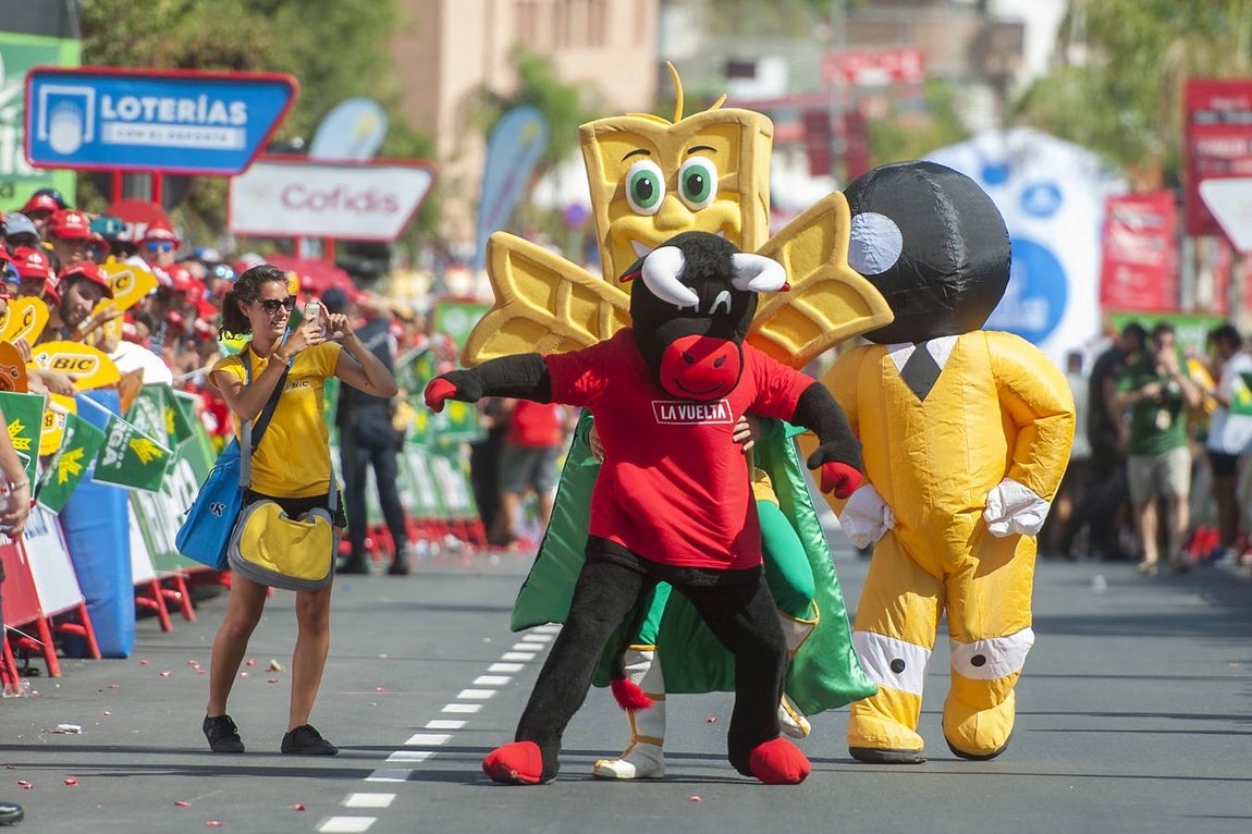 La llegada de la Vuelta Ciclista a España a Tomares, en imágenes