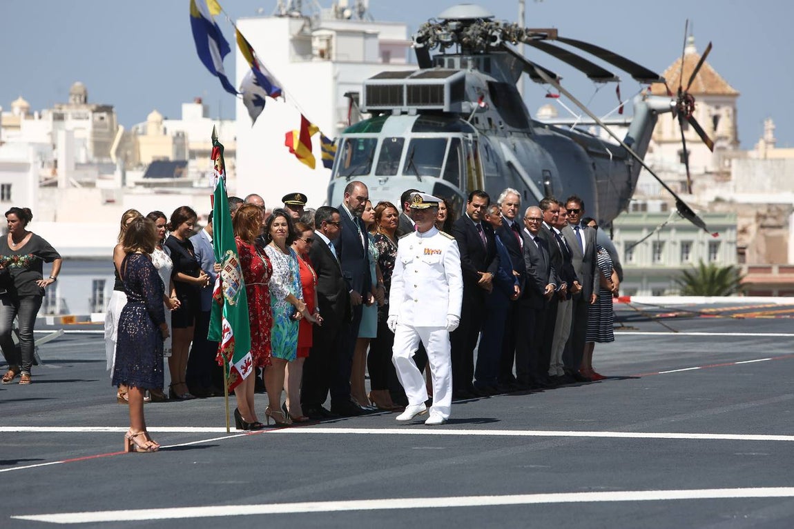 Imposición de la corbata de Cádiz al buque Juan Carlos I