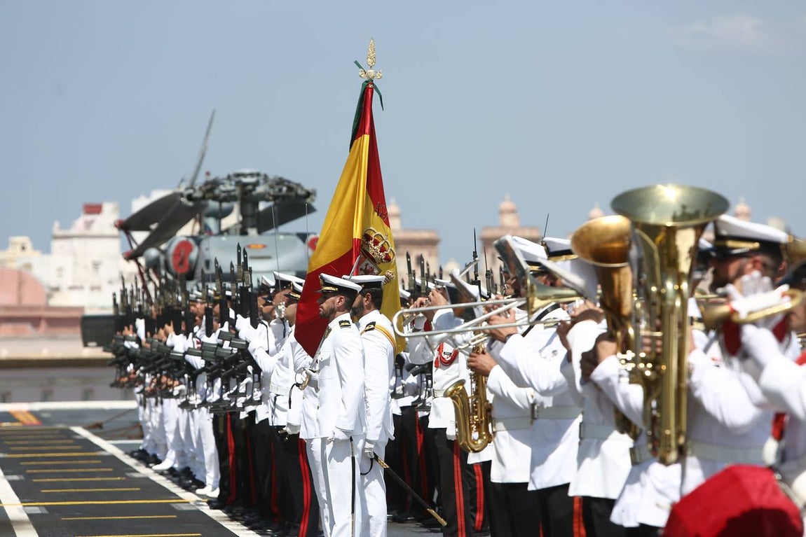 Imposición de la corbata de Cádiz al buque Juan Carlos I