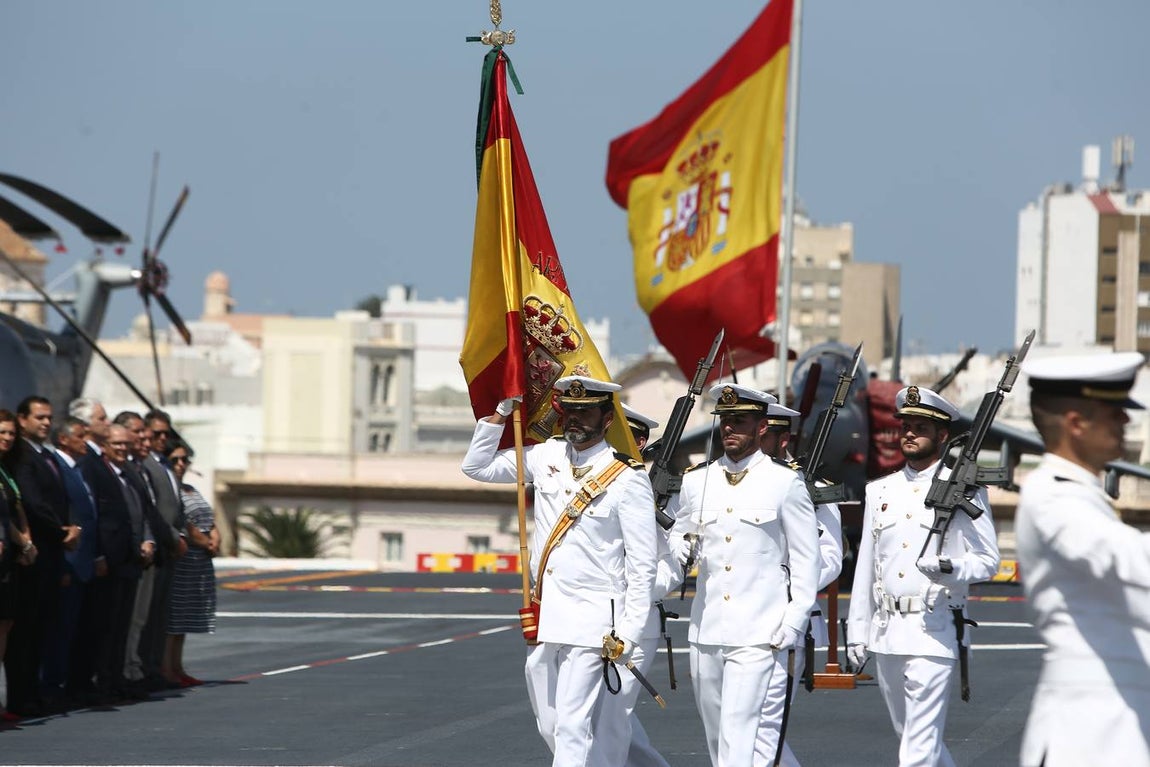 Imposición de la corbata de Cádiz al buque Juan Carlos I