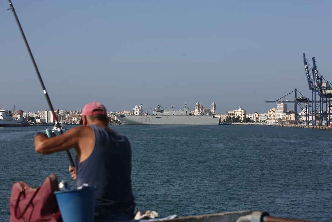 Imposición de la corbata de Cádiz al buque Juan Carlos I