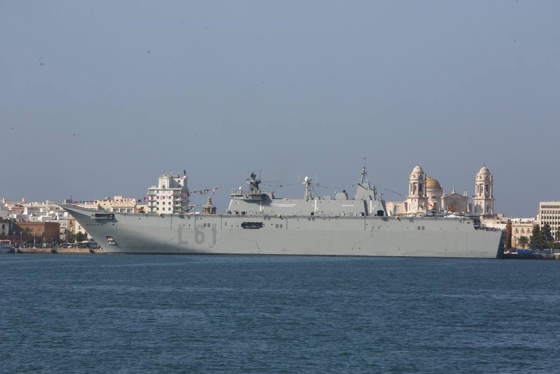 Imposición de la corbata de Cádiz al buque Juan Carlos I