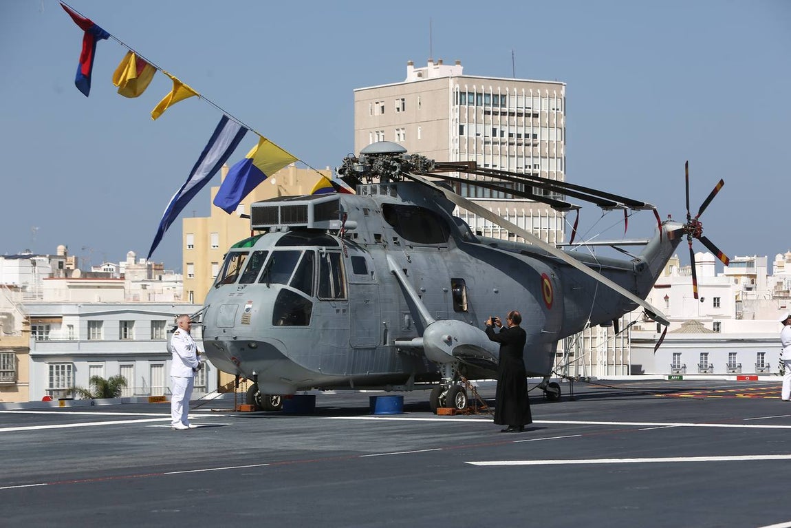 Imposición de la corbata de Cádiz al buque Juan Carlos I