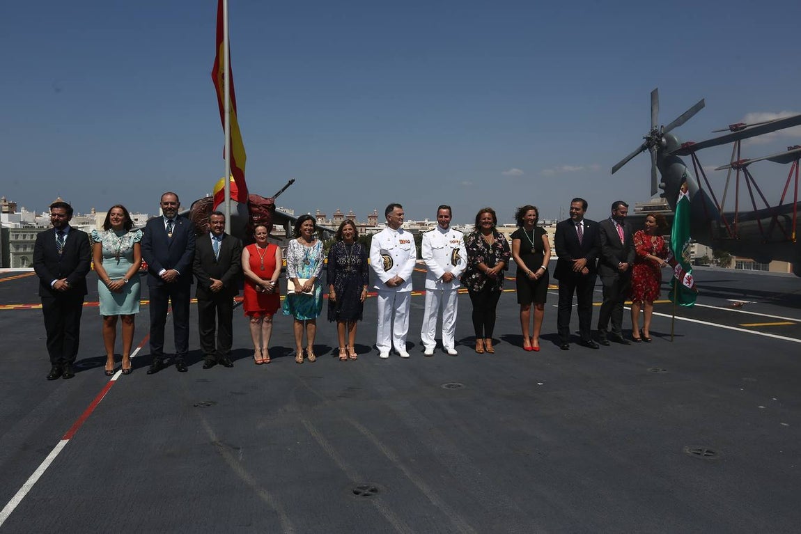 Imposición de la corbata de Cádiz al buque Juan Carlos I