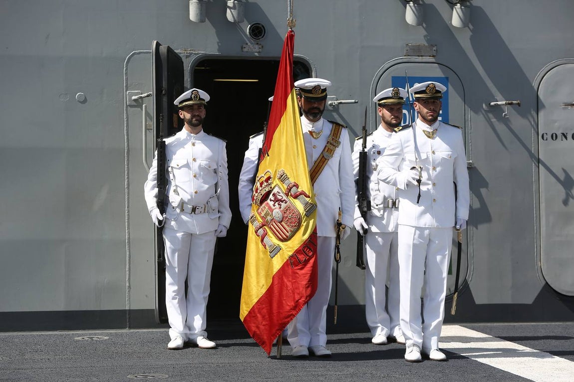 Imposición de la corbata de Cádiz al buque Juan Carlos I