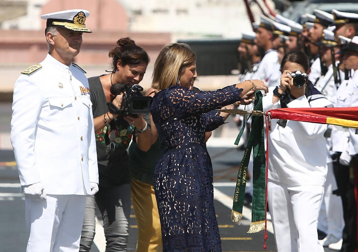 Imposición de la corbata de Cádiz al buque Juan Carlos I