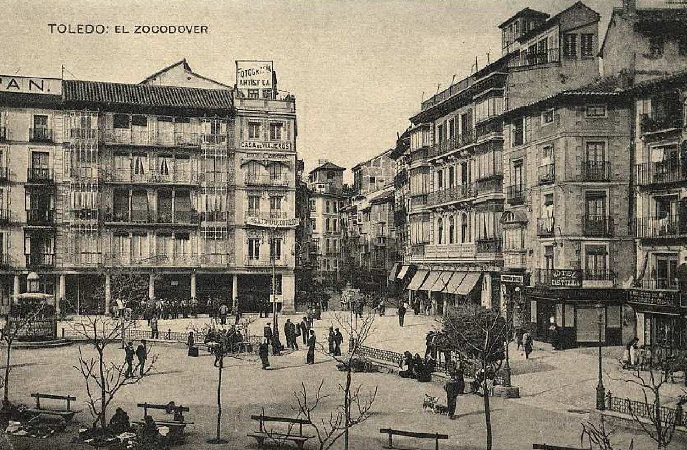 Distribución de la plaza de Zocodover, hacia 1910, en una postal de Hauser y Menet, Colección Archivo Municipal de Toledo. 