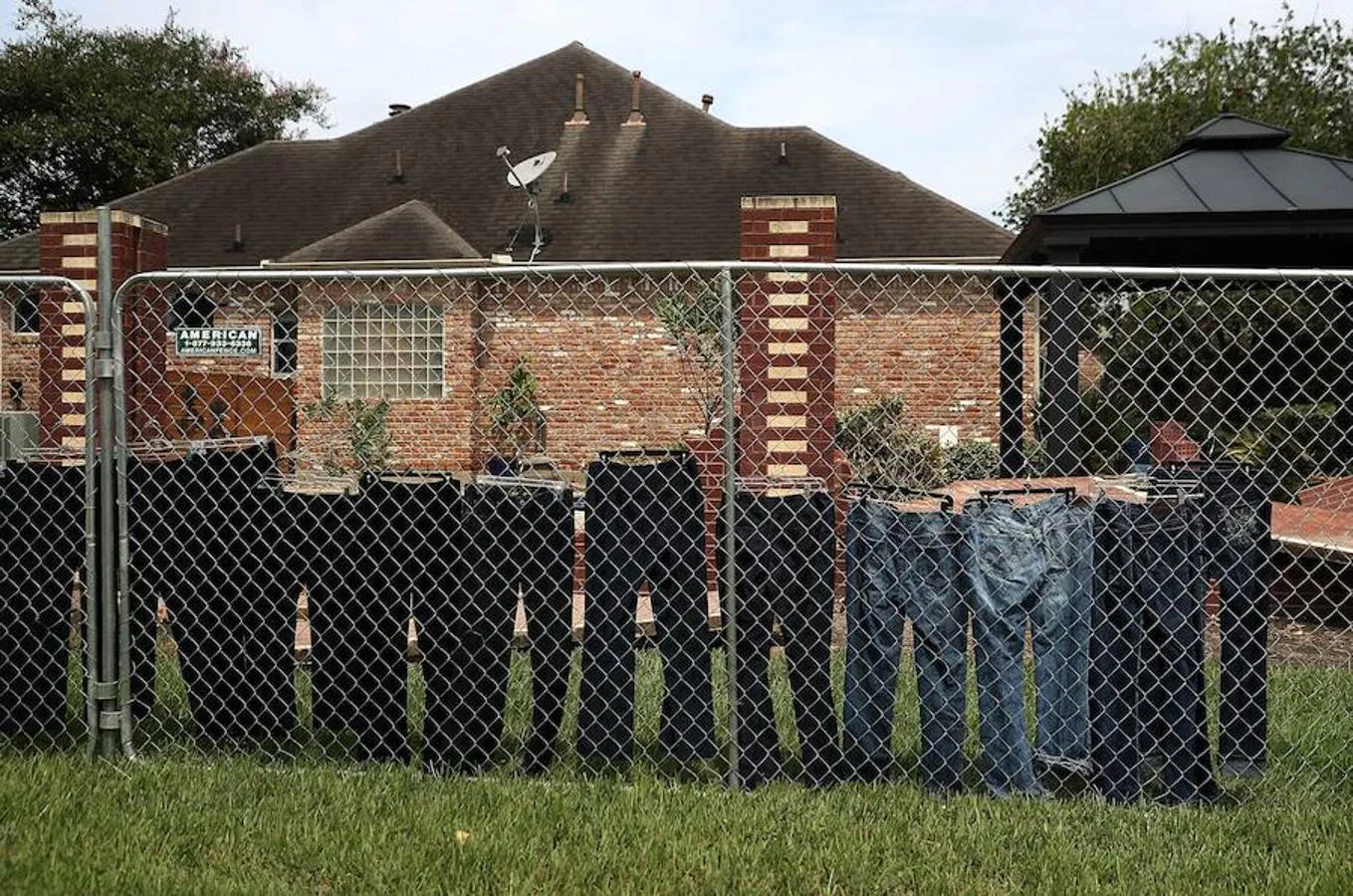 Recuperación. Una hilera de pantalones tendidos de la verja de una casa afectada por el huracán Harvey