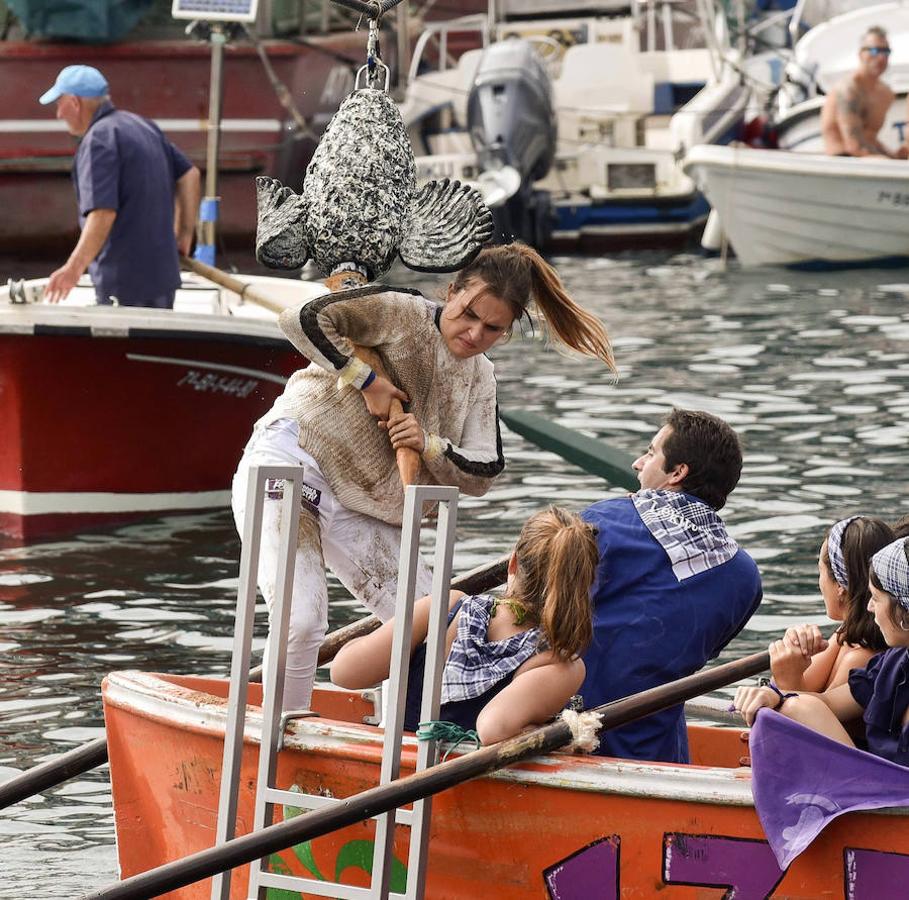 83 cuadrillas han competido por realizar el mayor número de alzadas sobre el mar con un ave entre sus brazos. 