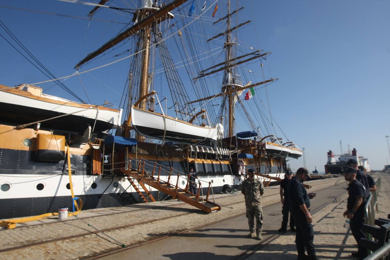 Los buques&#039;Amerigo Vespucci&#039; y &#039;Unión&#039; en Cádiz