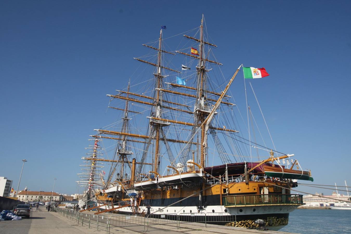 Los buques&#039;Amerigo Vespucci&#039; y &#039;Unión&#039; en Cádiz