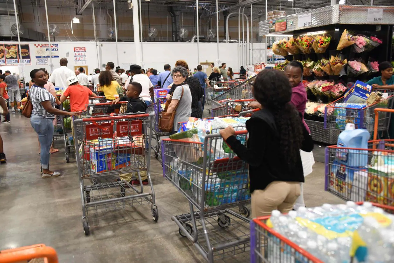 Un grupo de personas compra provisiones en North Miami, Florida, ante la inminente llegada del huracán Irma. 