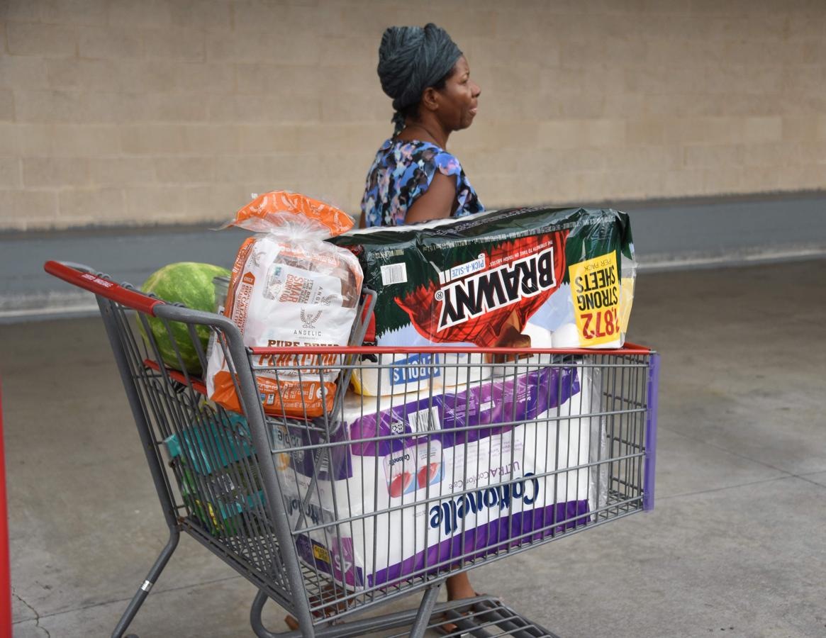 Una mujer compra provisiones en North Miami, Florida, ante la inminente llegada del huracán Irma. 