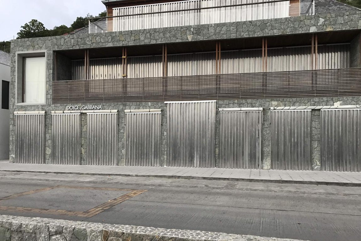 Una tienda de la isla de San Bartolomé, completamente cerrada ante la llegada inminente del huracán Irma. 