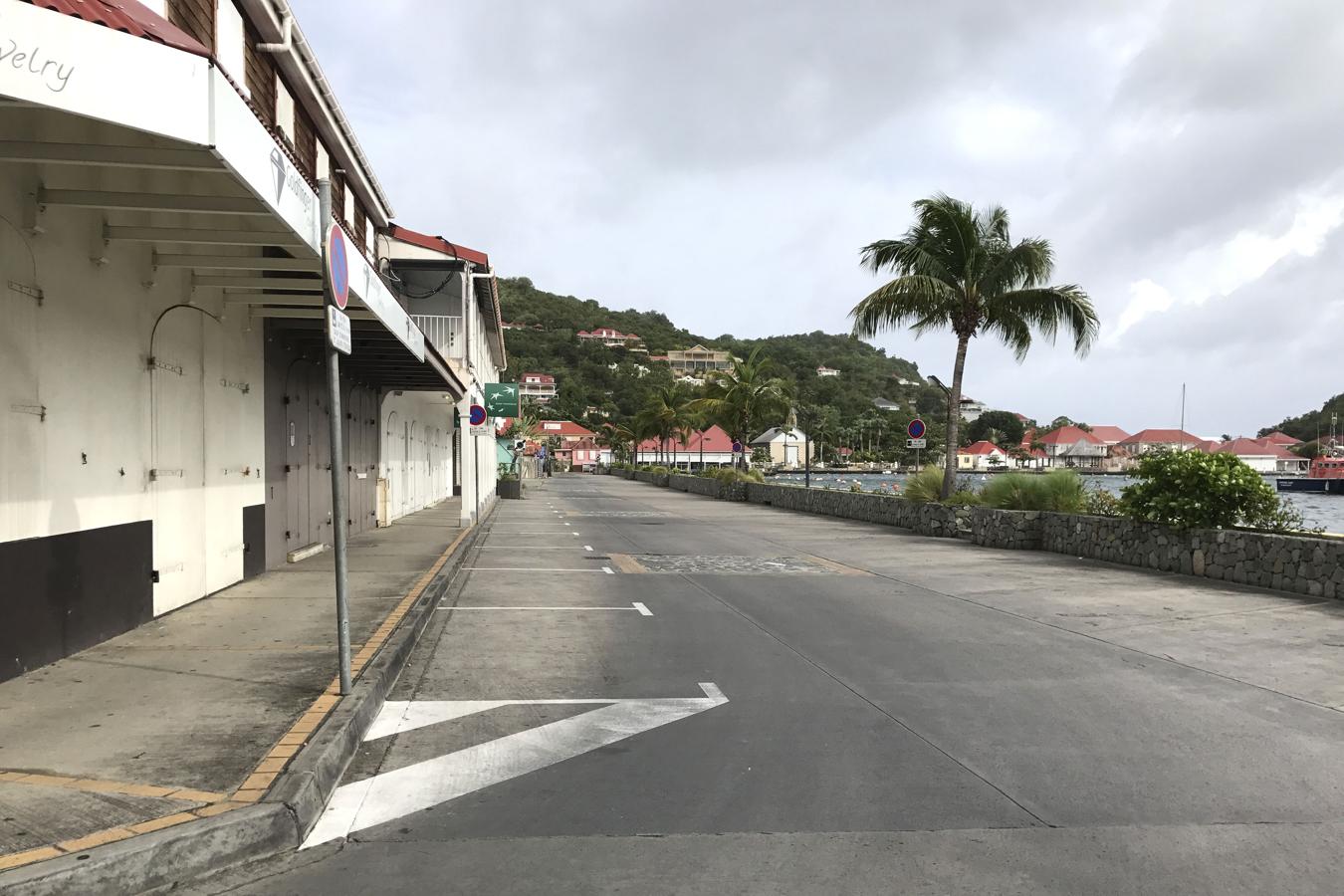 Las calles de la isla de San Bartolomé, completamente desiertas ante la llegada del huracán Irma. 