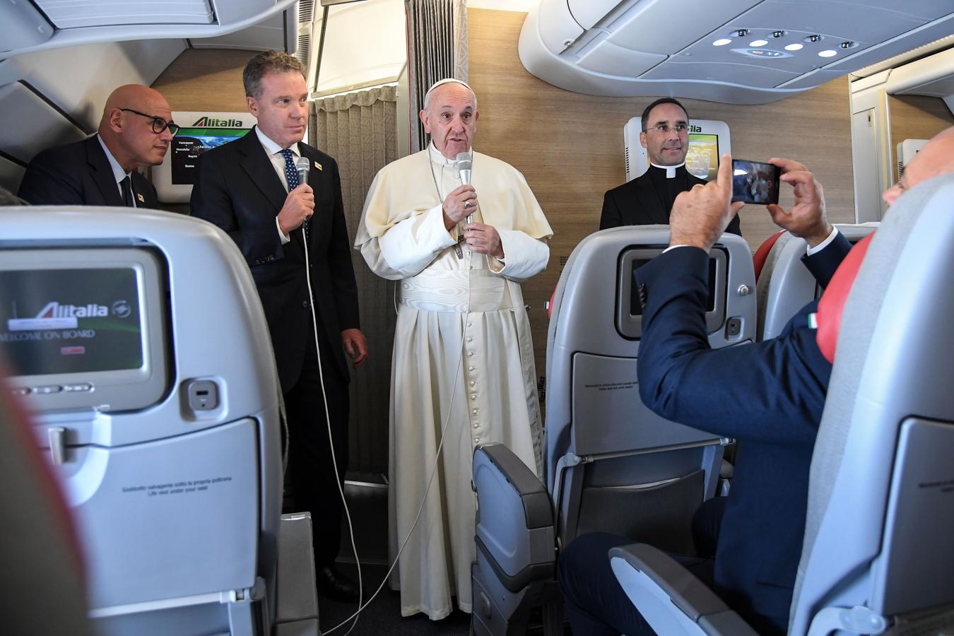 El Papa, a su llegada a Colombia: «Sigan adelante. No se dejen robar la alegría ni la esperanza»