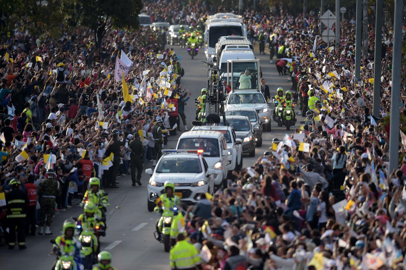 El Papa Francisco, recibido por una muchedumbre, llega a Bogotá. 