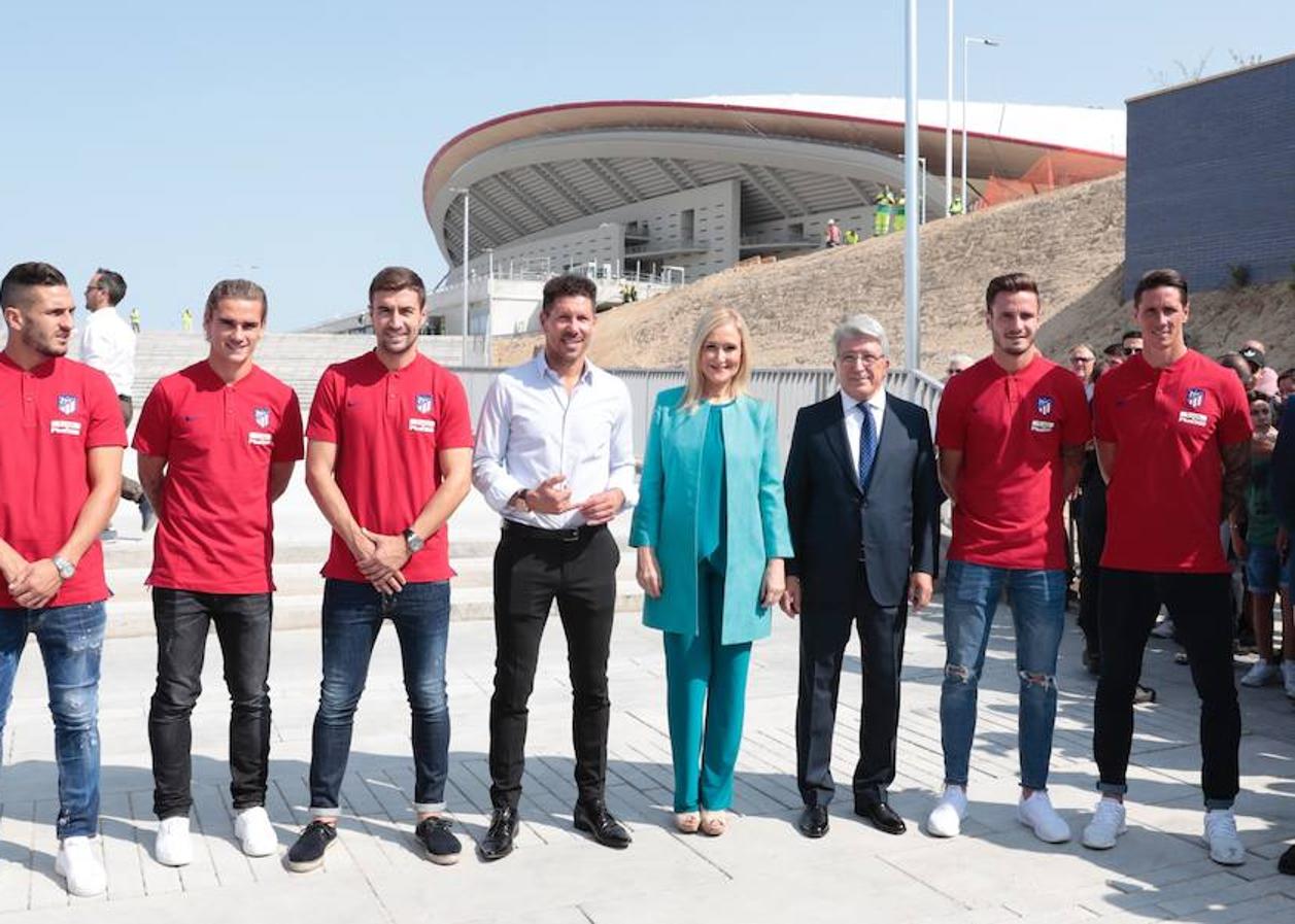 A las puertas del Wanda. Jugadores , entrenador y presidente, junto a Cifuentes, a las puertas del Estadio Wanda Metropolitano, a nueve días de su inauguración