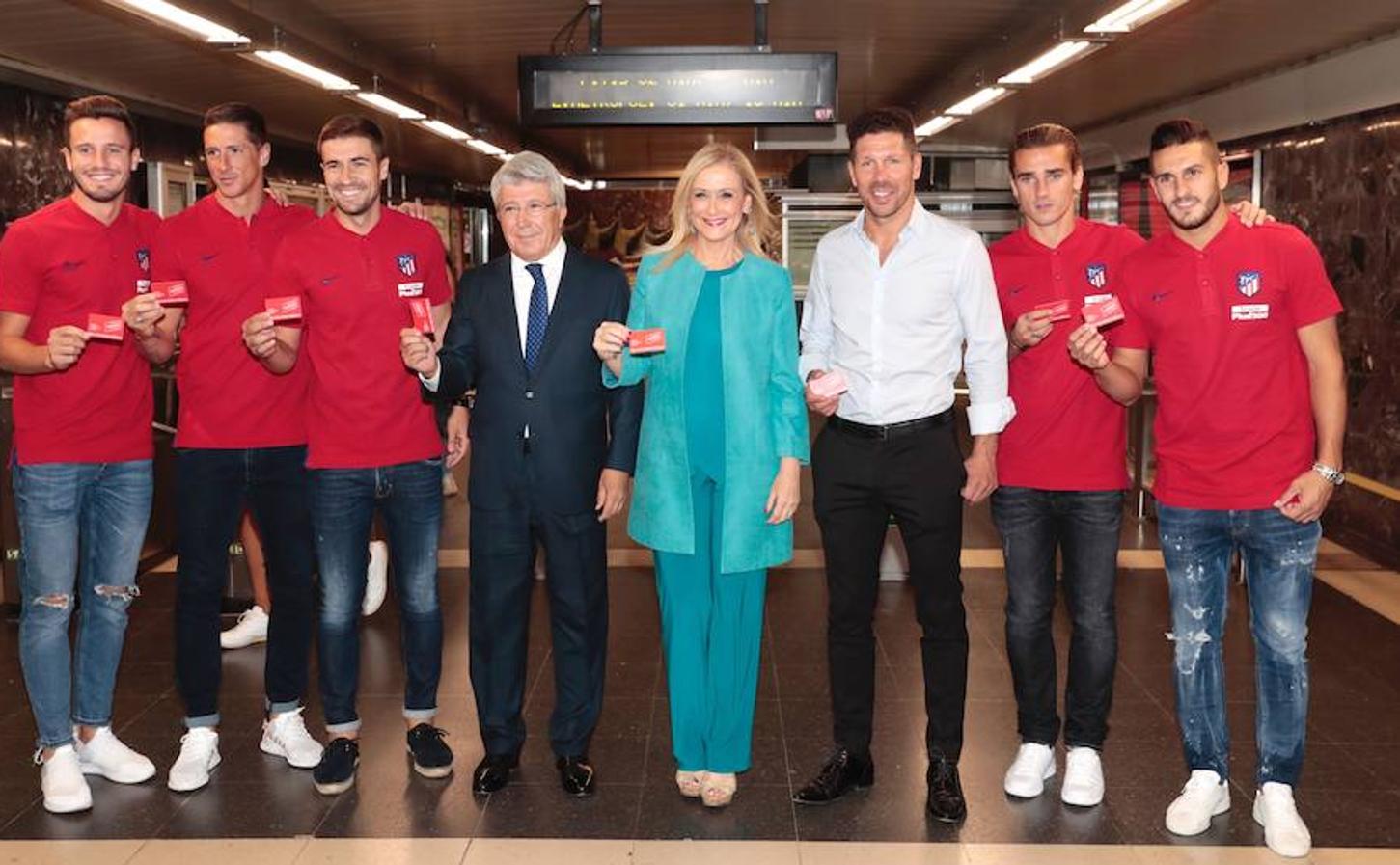 Con la tarjeta Multi. Aunque los jugadores son conocidos por sus potentes automóviles, en esta ocasión llegaron al estadio Metropolitano utilizando el tranpsorte público. Y cada uno, con su tarjeta Multi, que sustituye al metrobús