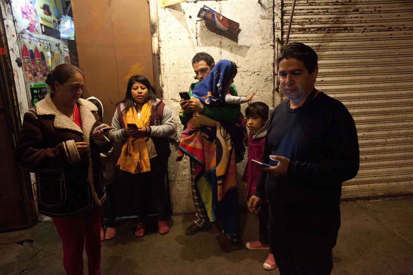 Un grupo de personas se refugia en una calle de Ciudad de México después del terremoto. 