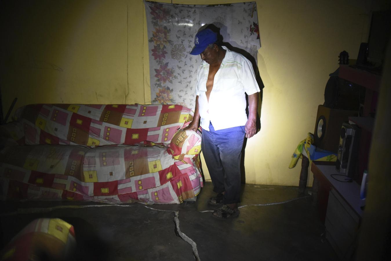 Un vecino de una ciudad del estado de Veracruz, México, observa las grietas en su apartamento tras el terremoto. 