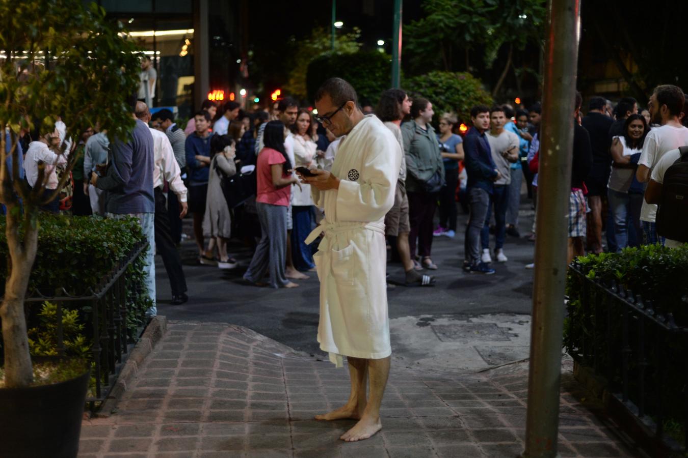 Un grupo de personas se refugia en una calle de Ciudad de México después del terremoto. 