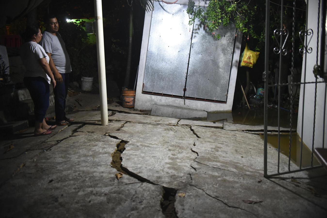 Vecinos de una ciudad del estado de Veracruz, México, observa las grietas en su apartamento tras el terremoto. 