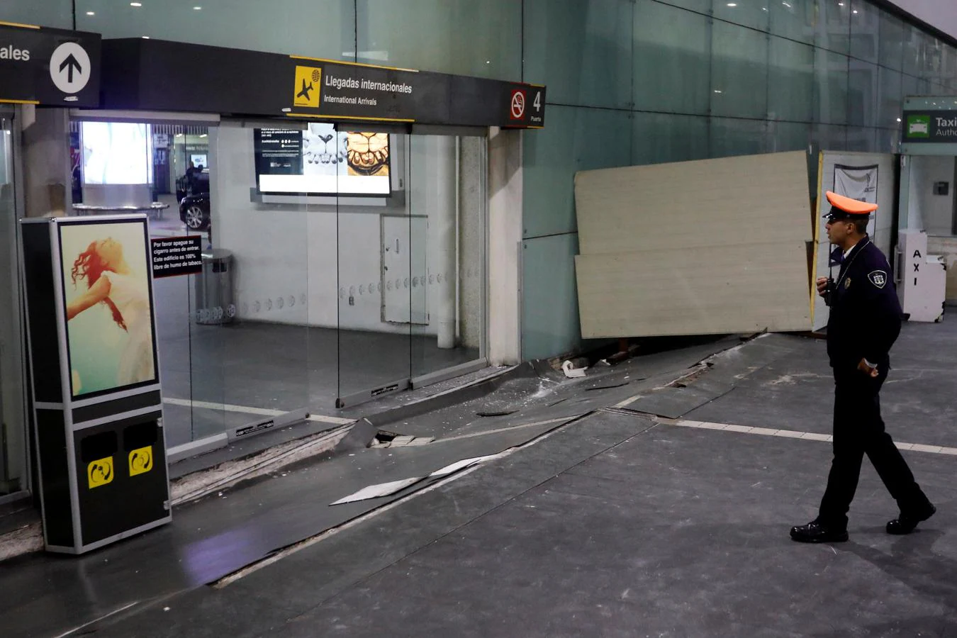 Daños en el Aeropuerto Internacional de la Ciudad de México después del terremoto. 