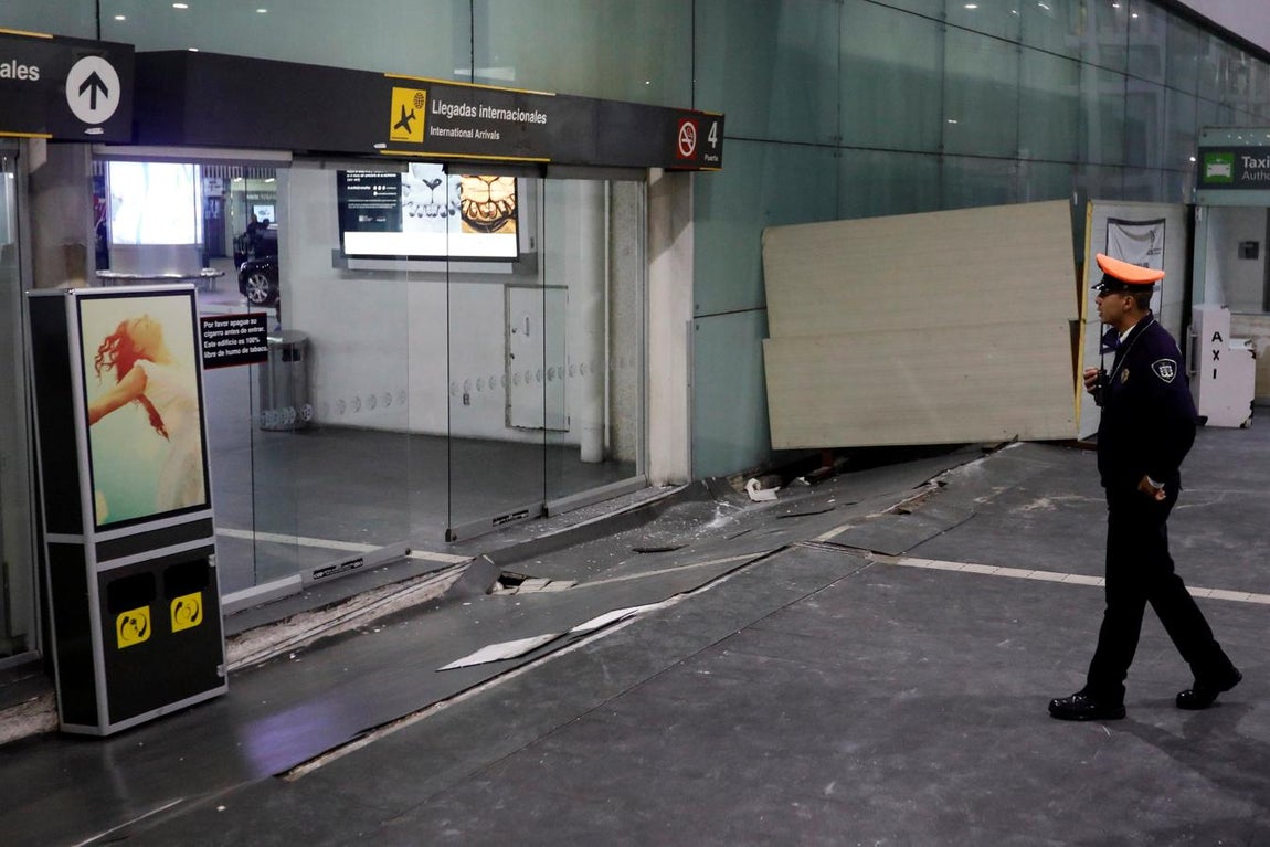 Daños en el Aeropuerto Internacional de la Ciudad de México después del terremoto. 