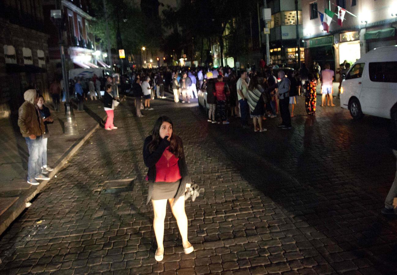 Un grupo de personas se refugia en una calle de Ciudad de México después del terremoto. 