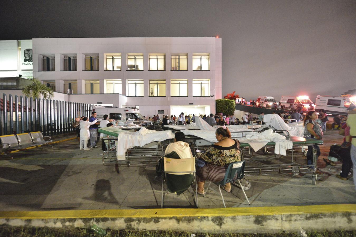 Un grupo de pacientes del hospital de Villahermosa, en México, en los exteriores del centro médico tras el terremoto. 