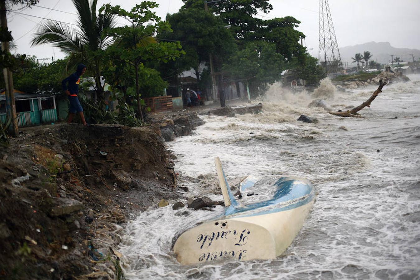 Las olas chocan contra la costa tras el paso del huracán. 