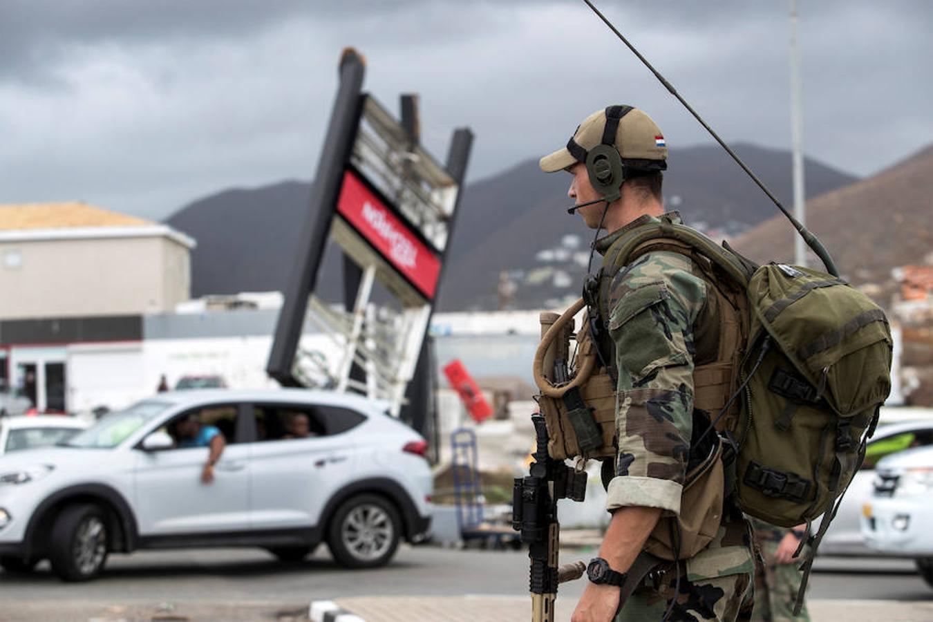 Un militar patrulla por las calles después de que pasara el huracán Irma. 