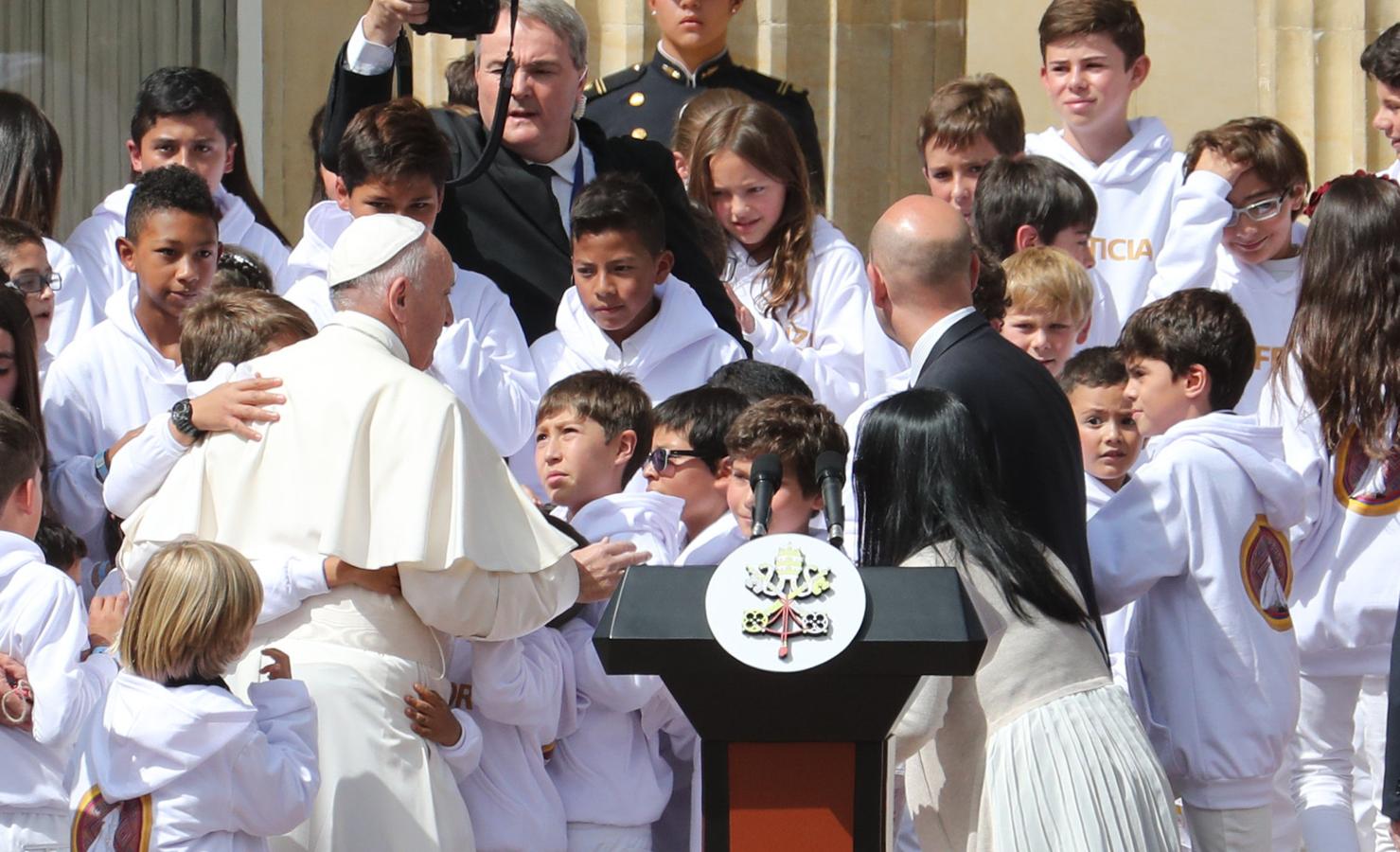 Varios niños aclaman al pontífice. 