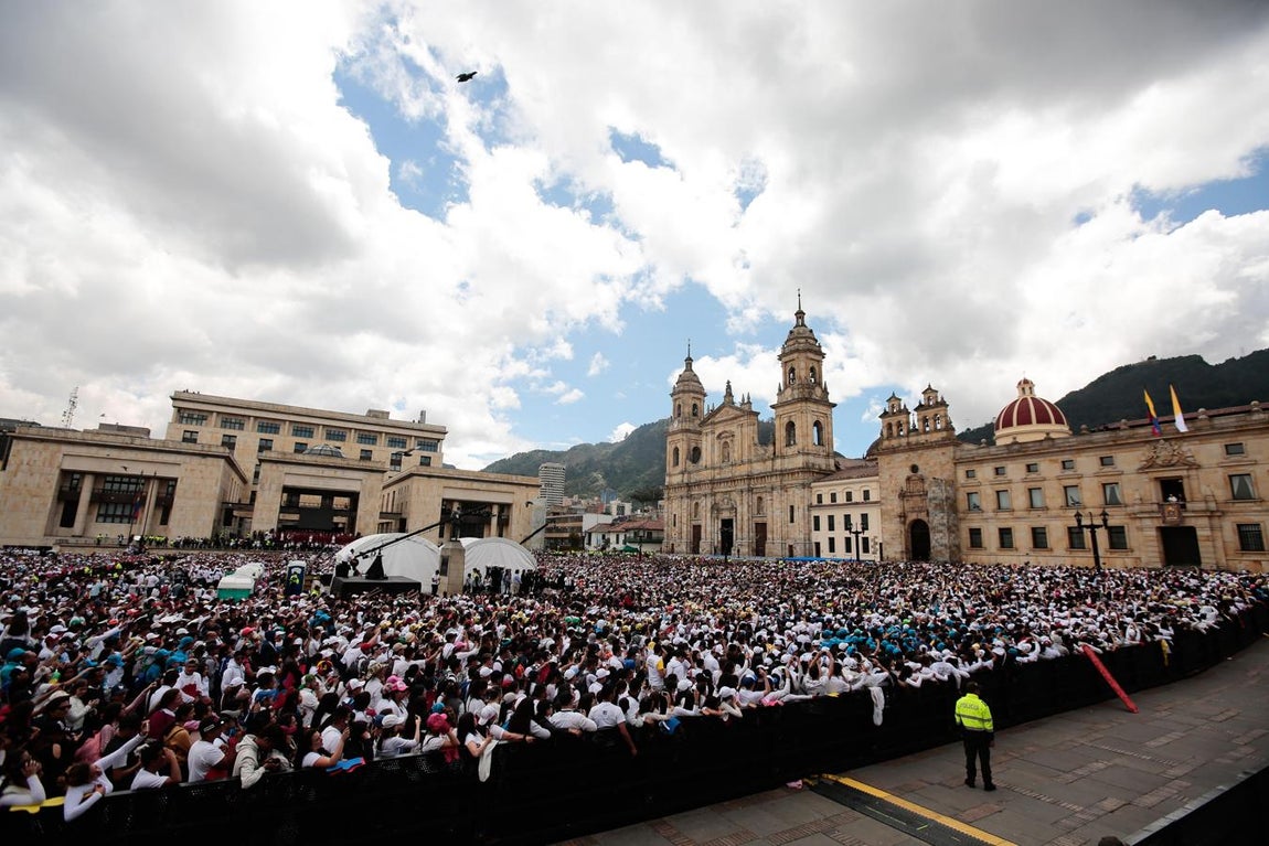 La Plaza de Bolívar se llena ante la llegada de Francisco. 