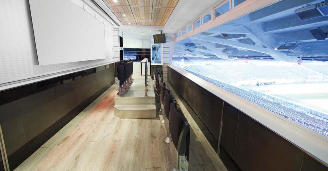 Santiago Bernabéu. La entidad define a sus palcos con dos adjetivos: «solera y tradición», desde su interior se contemplará el espectáculo deportivo desde una perspectiva privilegiada, el servicio de cátering se sirve en su interior para que la experiencia íntima y plena