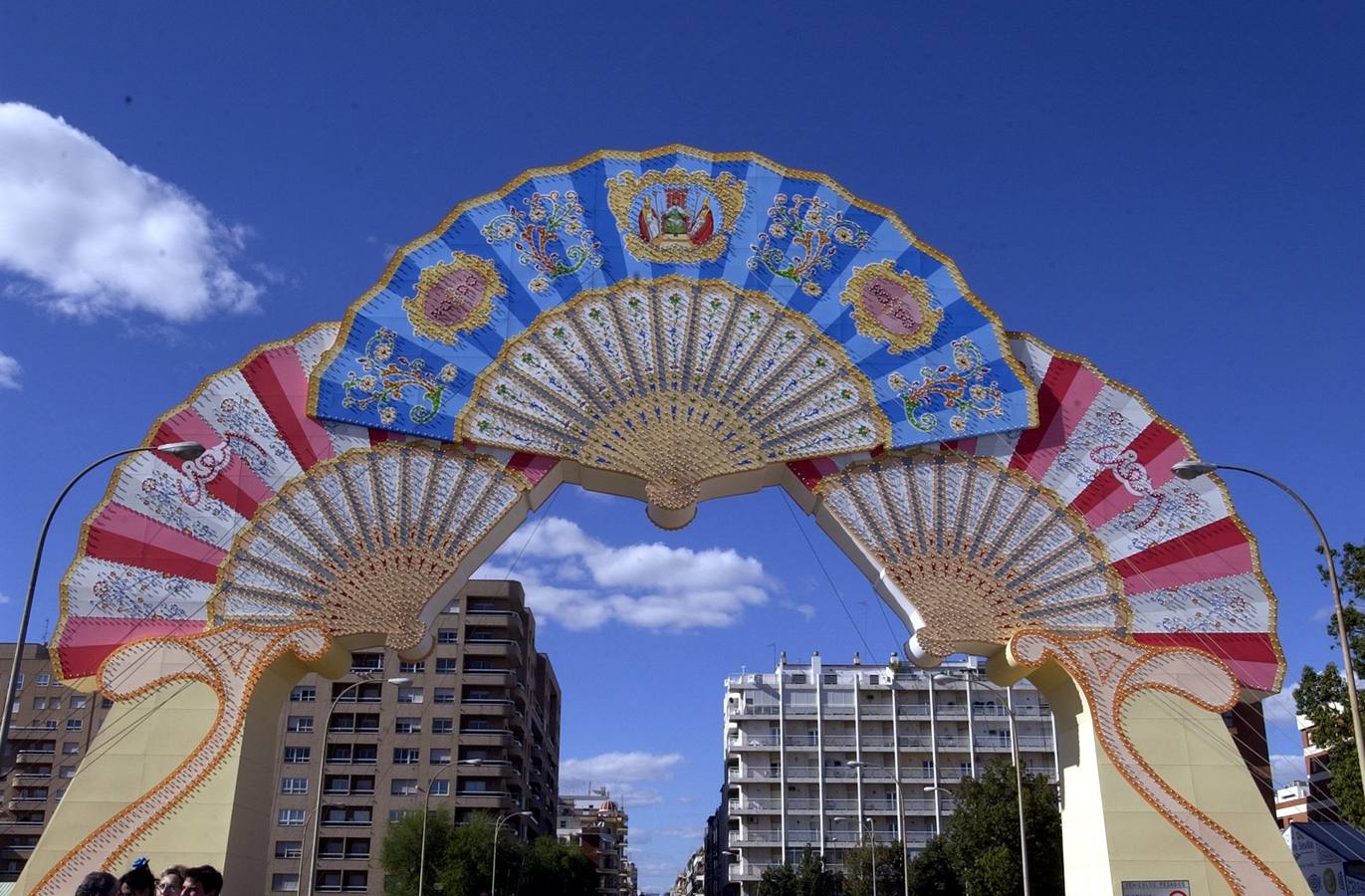 Portada de la Feria de Abril de 2005. La portada de 2005 estuvo dedicada a la celebración del Centenario del Sevilla Fútbol Club