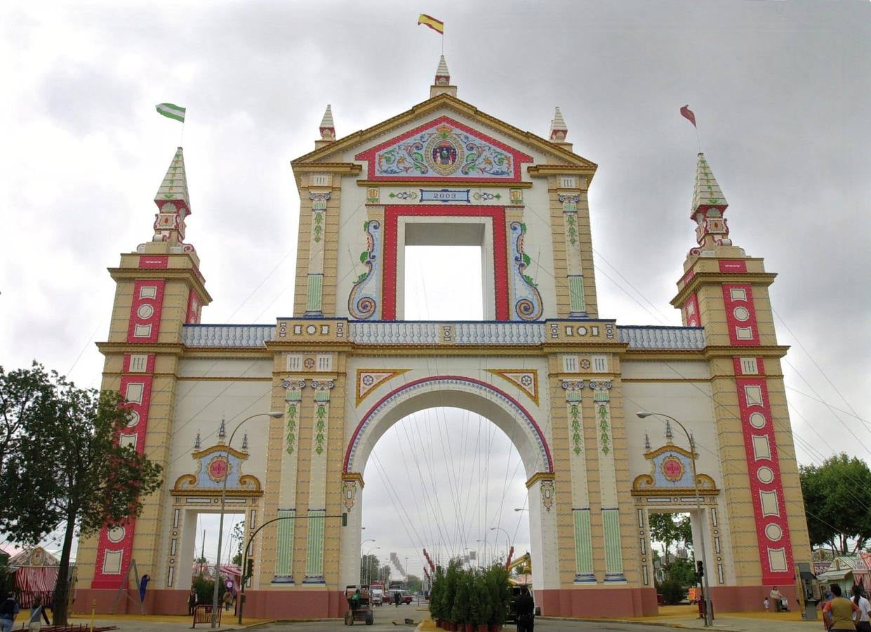 Portada de la Feria de Abril de 2003. En este año se cumplían 50 años del traslado de la sede de la Universidad de Sevilla a la antigua Fábrica de Tabacos, de ahí que la portada tuviera elementos de este edificio monumental construido en 1730