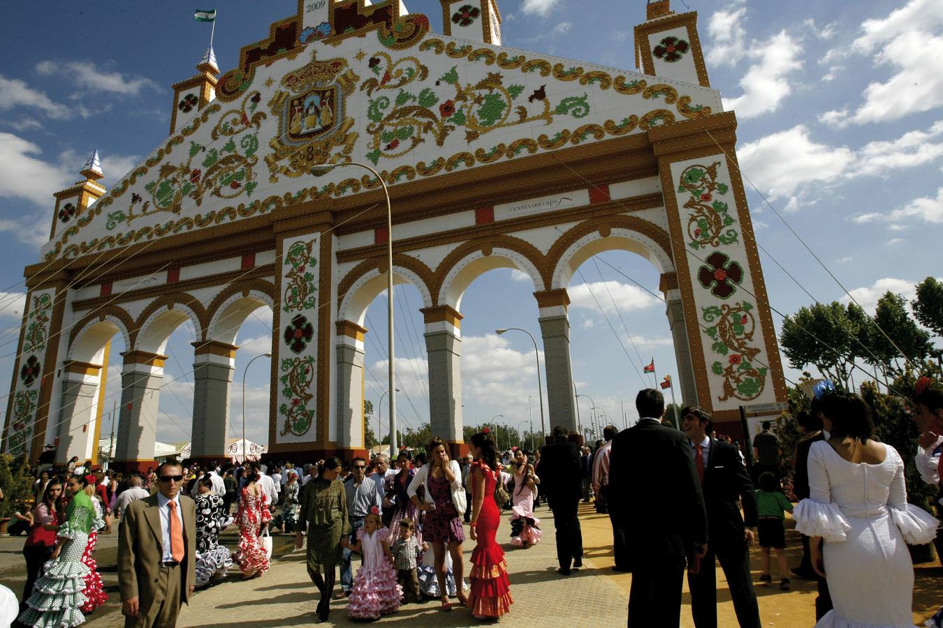 Portada de la Feria de Abril de 2009. «De la Feria a los toros», así se llamaba el diseño de la portada del 2009. Diseñada por Cruz Márquez e inspirada en la arquería de la plaza de toros de la Maestranza y en el friso de una caseta