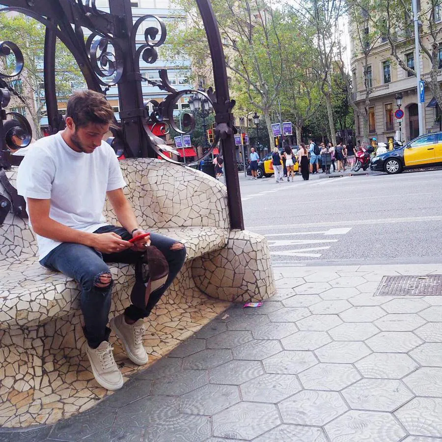 Sergi Roberto por las calles de Barcelona. El joven de 25 años con uno de sus estilismos habituales basados en los básicos cómodos