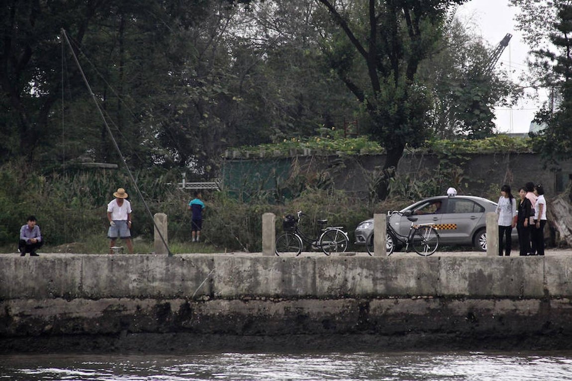 Al otro lado del río Yalu, cuyo cauce tiene un kilómetro de ancho, se alza Sinuiju, la primera ciudad de Corea del Norte tras la frontera. 