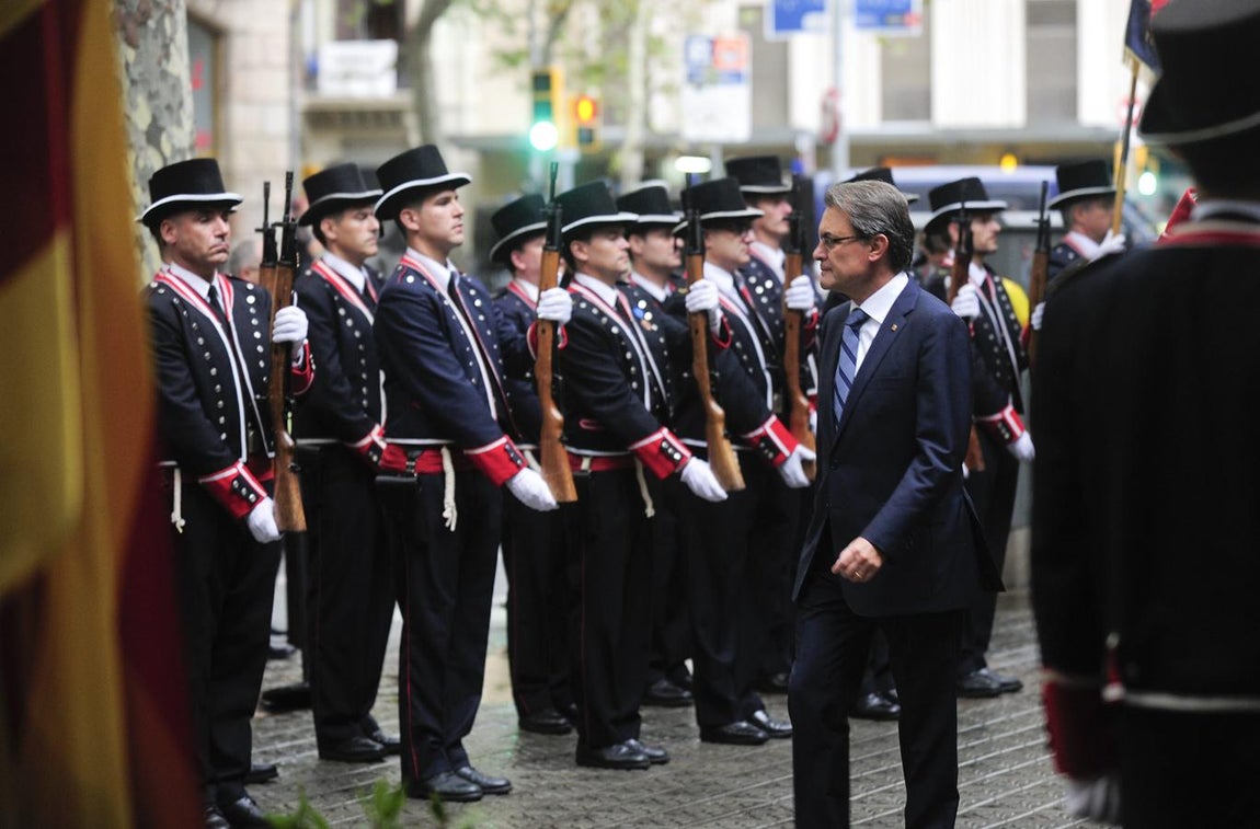 El expresidente de la Generalitat Artur Mas durante la ofrenda floral en el monumento a Rafael de Casanova en la Diada de 2013. 
