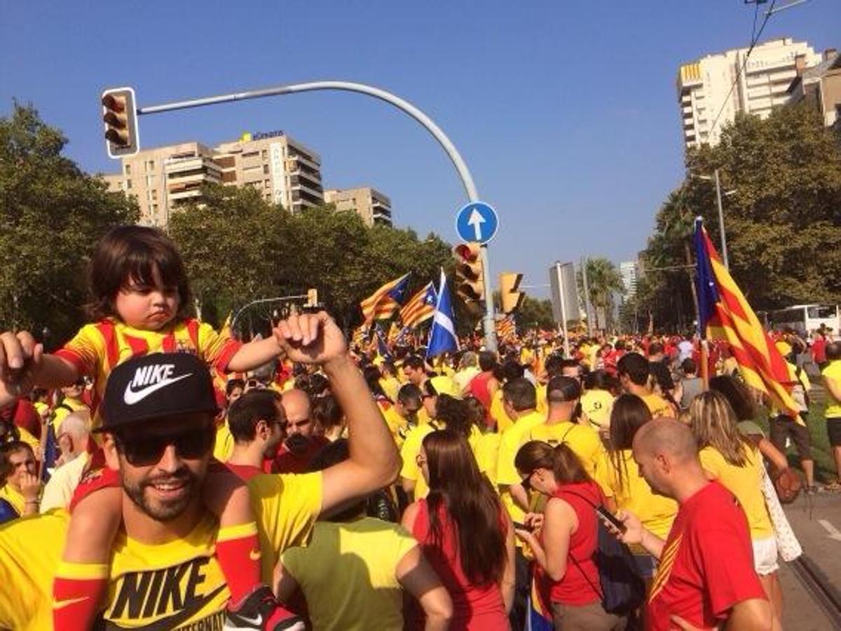 El jugador del F.C. Barcelona posa junto a su hijo durante la Diada de 2014. 