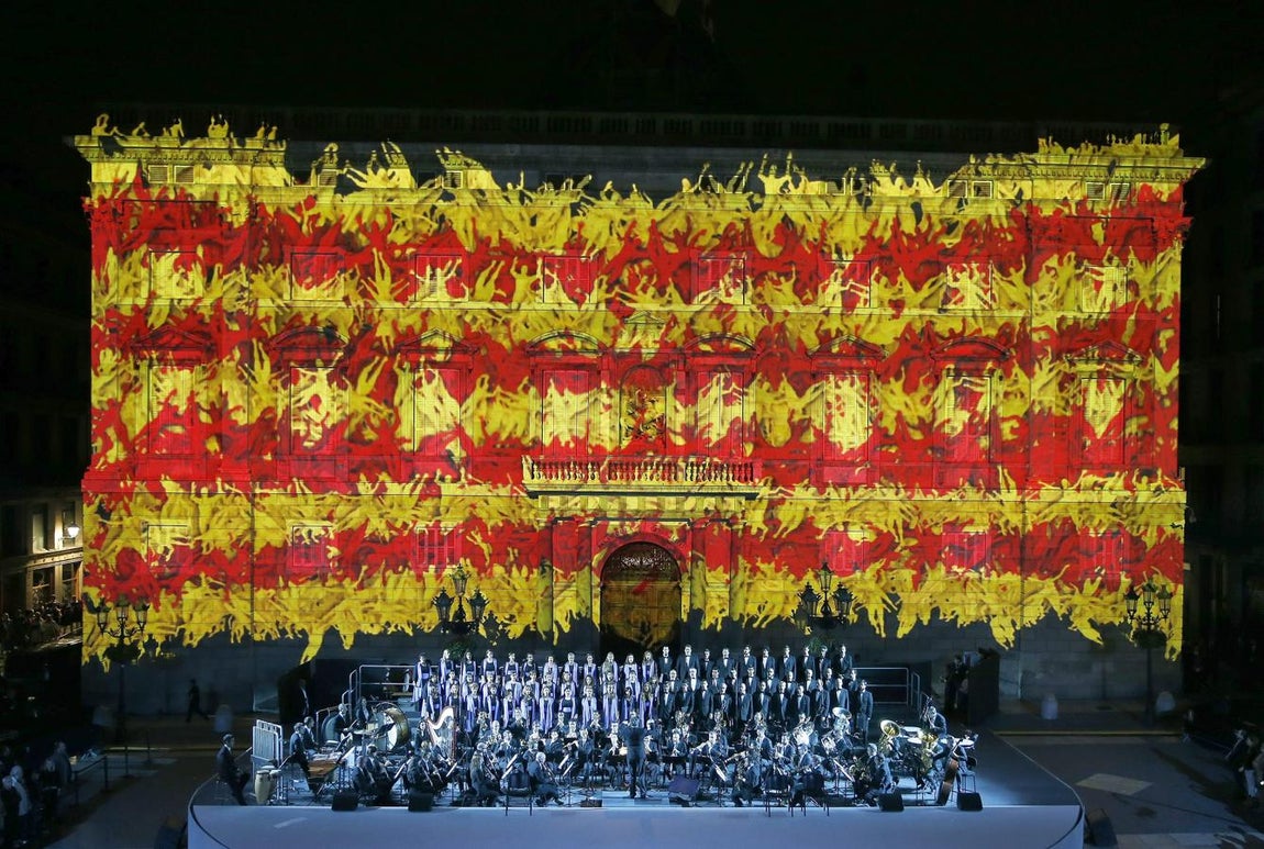 Acto institucional en la plaza Sant Jaume de Barcelona para celebrar la Diada de 2015. 