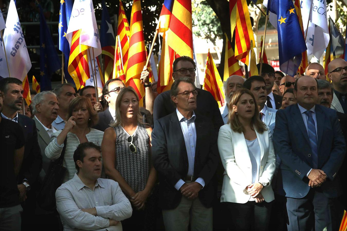 El expresidente de la Generalitat Artur Mas participa en el acto conmemorativo frente al monumento a Rafael de Casanova de Barcelona durante la Diada de 2017. 